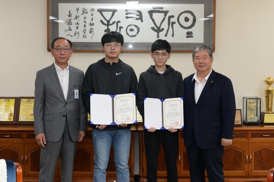 26일 대전 유성구 ETRI 본원에서 열린 '2020년도 사랑의 장학금 전달식'에서 김명준(왼쪽)ETRI 원장 등이 기념촬영을 하고 있다.   ETRI 제공